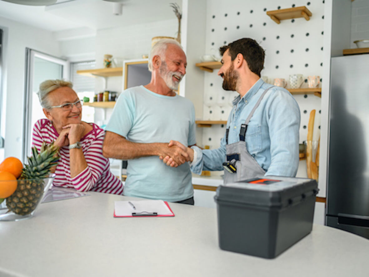 Ehepaar einigt sich per Handschlag mit einem Handwerker 