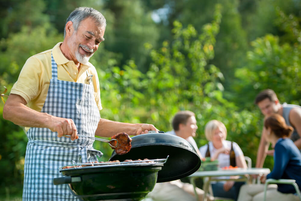 Nachbarn grillen gemeinsam