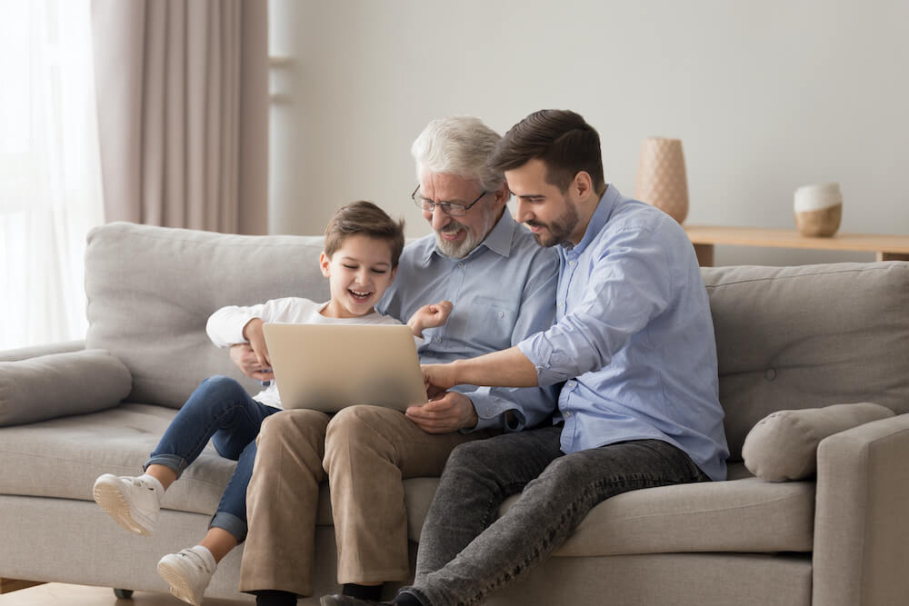 Familienmitglieder mehrerer Generationen sitzen und besprechen Erbschaft