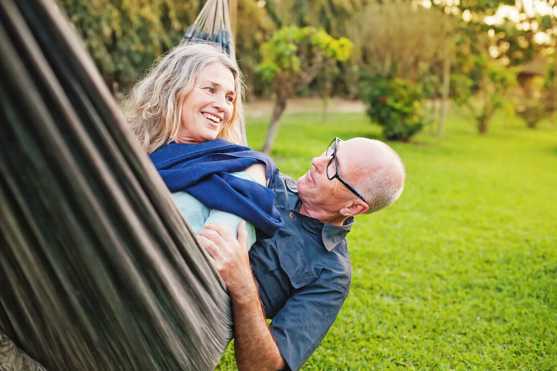 Seniorenpaar das die Rentenzeit in einer Hängematte genießt