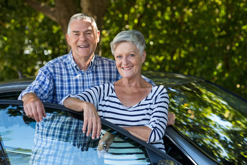 Best Ager Paar vor seniorengerechtem Auto
