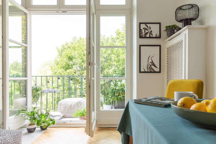 Wohnung mit Sicht auf den Balkon 